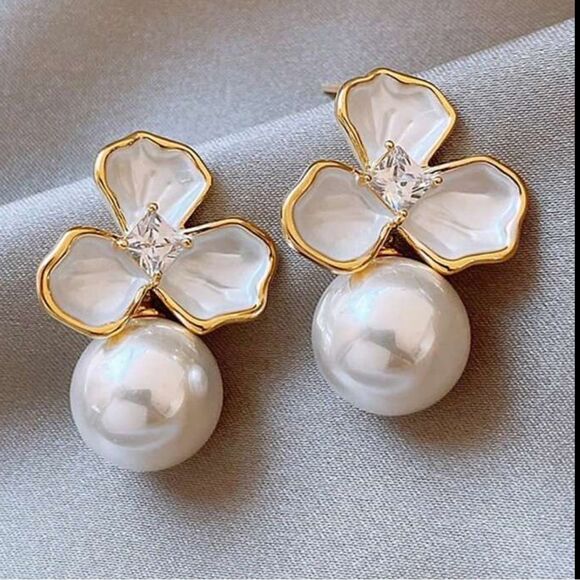 Flower stud earrings A1003 - Picture 1 of 5